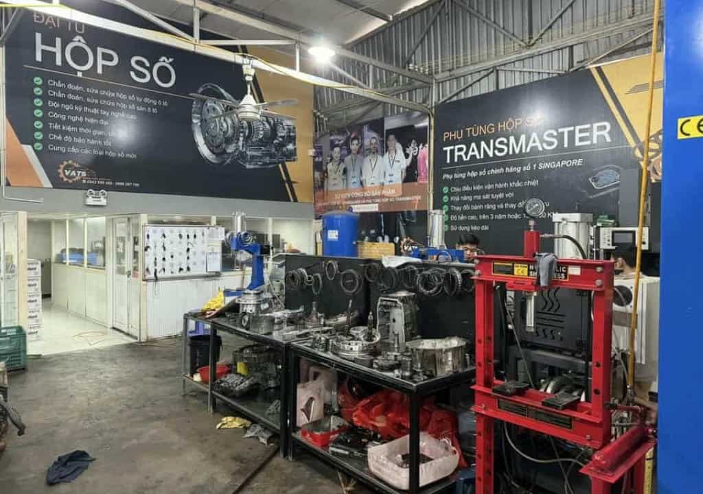 Hình chụp về quy trình thay hộp số tại VATS