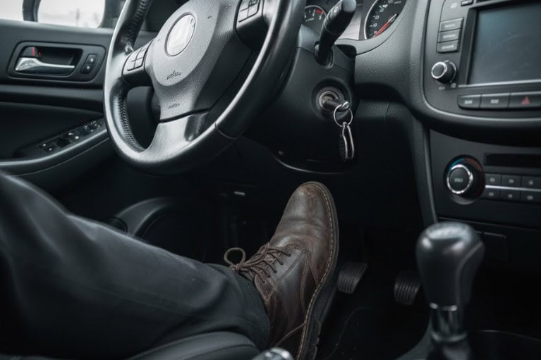 Bên trong khoang lái ô tô, vô lăng và bảng đồng hồ rung mạnh khi tài xế đạp ga - mô phỏng tình trạng xe rung khi tăng tốc.