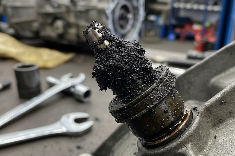 Cảm biến tốc độ trục ra OSS của hộp số tự động bị bám nhiều mạt kim loại và cặn dầu.