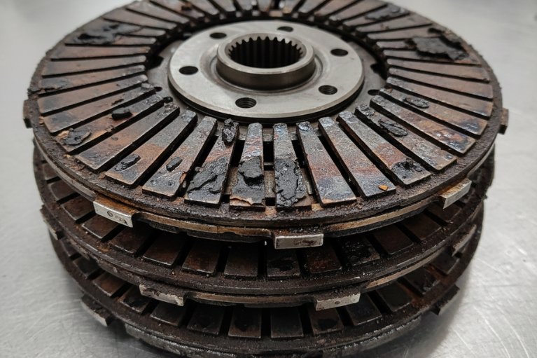 Lá côn hộp số tự động bị cháy và mòn do trượt kéo dài trong quá trình vận hành.