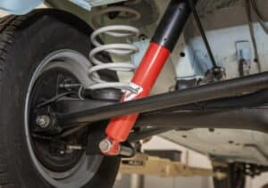 Phuộc Nissan lắp trên hệ thống gầm xe, thể hiện cấu trúc giảm xóc thực tế.