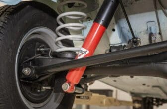 Phuộc Nissan lắp trên hệ thống gầm xe, thể hiện cấu trúc giảm xóc thực tế.