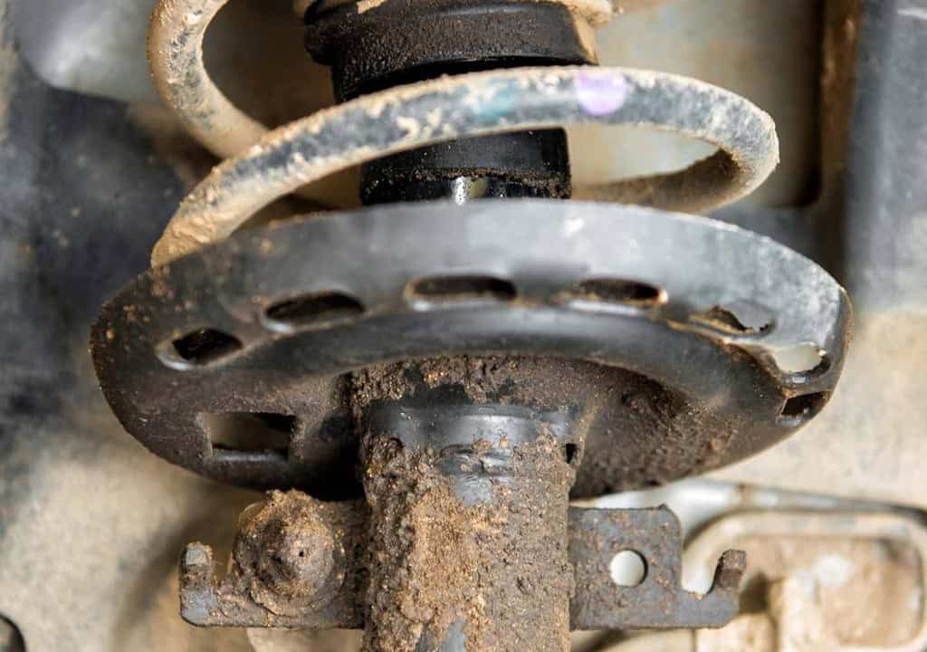 Phuộc bị rò dầu bám bụi tại thân ống.