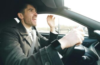 Ô tô bị dằn xóc rung lắc khi đi qua gờ giảm tốc và ổ gà trên đường