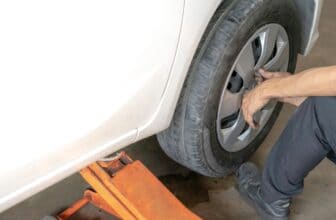 Xe ô tô hạng sang bị hạ gầm xệ một bên sau khi đỗ qua đêm do lỗi hệ thống treo khí nén.