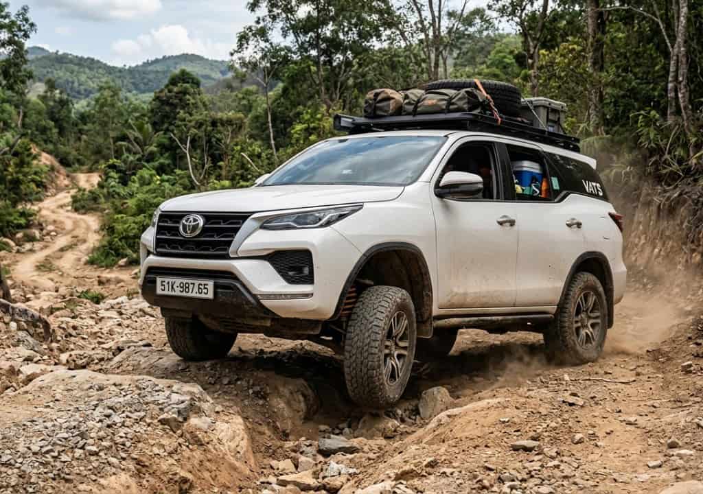 Hình ảnh xe Fortuner đang di chuyển trên đường gồ gề