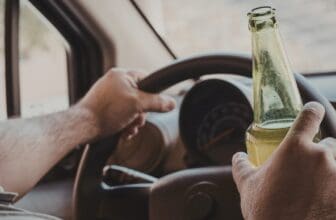 Xe ô tô bị lắc chòng chành khi chạy thẳng và vào cua - Nguyên nhân hệ thống treo