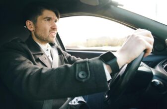 Góc nhìn từ phía sau một chiếc xe ô tô đang bị nghiêng thân và lắc ngang khi di chuyển trên đường cao tốc.