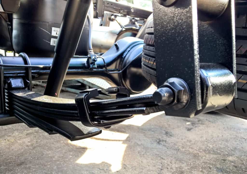 Hệ thống phuộc trước Ford Ranger dạng MacPherson với cụm giảm xóc và lò xo tích hợp