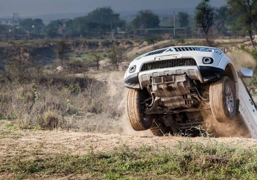 Hình chụp Pajero Sport vận hành ổn định khi chở tải và đi địa hình gồ ghề