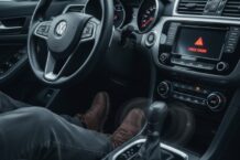 Xe bị hụt ga khi vào số: Nguyên nhân và cách xử lý chuẩn kỹ thuật